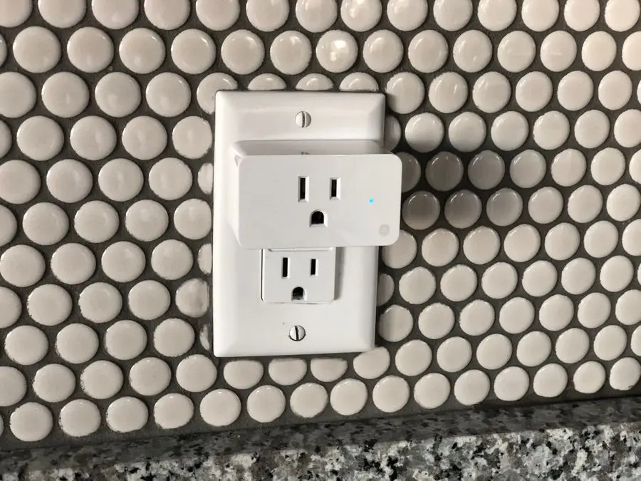 Enchufes y luces inteligentes como complemento de seguridad